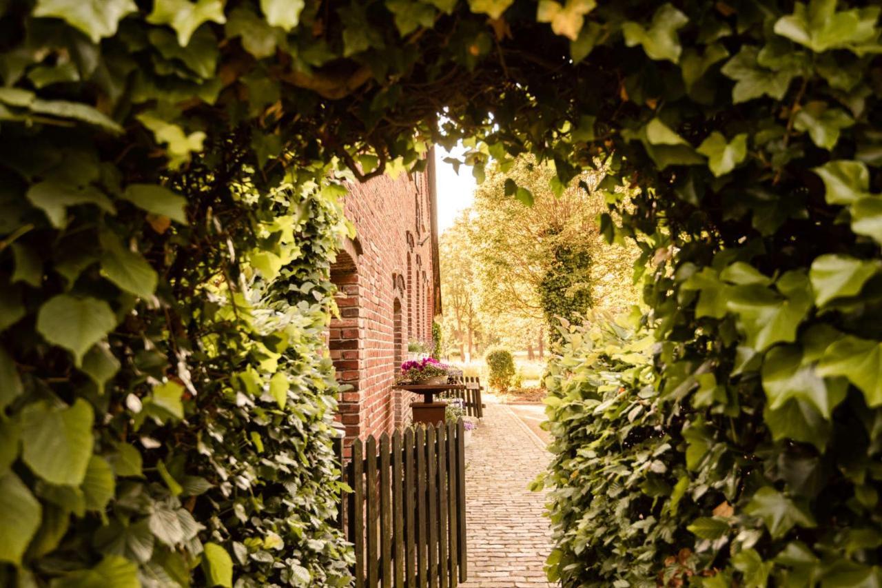 Hofgut Mollberg Hotel Wiefelstede Buitenkant foto